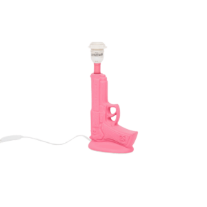 Tafellamp Gun Keramiek Neon Roze E27 15x9x32cm HANDEN OMHOOG VOOR DE KOELSTE LAMP VAN DE STAD - Deze pistoollamp is 'de James Bond' van alle lampen en hij steelt vele harten. Maak een stapel boeken om de tafellamp in de vorm van een pistool een echt podium te geven. Kies voor een ledlamp van 2 Watt voor een zachte sfeer en 4 watt als je hem graag als leeslamp gebruikt. Belangrijke kenmerken: - Gemaakt van keramiek - Met aan/uit schakeldraad - Zonder lampenkap - E27 fitting - Afmeting lamp: 15x9x32cm - Afmeting snoer: 1 meterStylingtip: Laat deze pistoollamp stralen door hem op een stapel boeken te plaatsen. CASA & VIVENTES Tafellamp Gun Keramiek Neon Roze E27 15x9x32cm kleuren: Roze Materialen: Keramiek merk: Housevitamin