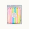 Dip Dye-kaarsenset: Neon-editie Of het nu een cadeau is voor een verjaardag of voor Kerstmis, als een souvenir voor het zomerfestival of een andere uitnodiging. Mijn hand gekleurde dip kleurstofkaarsen zijn een prachtig om aan je vrienden en familie te geven. Elke kaars is een enkel stuk, maar altijd gekleurd met veel liefde en passie in onze studio in München. De kleurintensiteit, de kleurgradiënt en de volgorde van de kaarsen kunnen variëren. De verpakking is herbruikbaar. Ontworpen en geassembleerd met liefde in München. Maat: 6 kaarsen | Hoogte 18 cm | Breedte: 2,2 cm verbrandingstijd: ongeveer 6,5 uur, zorg ervoor dat je kaarsen nooit onbeheerd laat branden! Casa & Viventes kleuren: Rood, Blauw, Groen, Oranje Materialen: Paraffine merk: by Vivi.