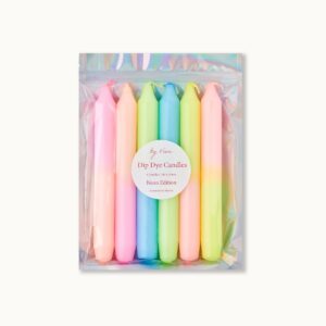 Dip Dye-kaarsenset: Neon-editie Of het nu een cadeau is voor een verjaardag of voor Kerstmis, als een souvenir voor het zomerfestival of een andere uitnodiging. Mijn hand gekleurde dip kleurstofkaarsen zijn een prachtig om aan je vrienden en familie te geven. Elke kaars is een enkel stuk, maar altijd gekleurd met veel liefde en passie in onze studio in München. De kleurintensiteit, de kleurgradiënt en de volgorde van de kaarsen kunnen variëren. De verpakking is herbruikbaar. Ontworpen en geassembleerd met liefde in München. Maat: 6 kaarsen | Hoogte 18 cm | Breedte: 2,2 cm verbrandingstijd: ongeveer 6,5 uur, zorg ervoor dat je kaarsen nooit onbeheerd laat branden! Casa & Viventes kleuren: Rood, Blauw, Groen, Oranje Materialen: Paraffine merk: by Vivi.