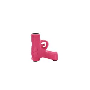 Kandelaar - Gun - Ceramics - Neon Pink - 12x5x12cm HANDEN OMHOOG! De coolste kandelaar in Nederland! Op zoek naar een coole en unieke kandelaar om je interieur te harden? Deze neon roze pistool kandelaar kleuren en kruiden in je interieur. Handen omhoog en geniet van deze gekleurde kandelaar met lef. Belangrijke kenmerken:- Gemaakt van keramiek- geschikt voor een diner kaarsengrootte: 12x5x12cm Styling Tip: u kunt het ook gebruiken voor decoratie in een glazen koepel. Casa & Viventes merk: Housevitamin