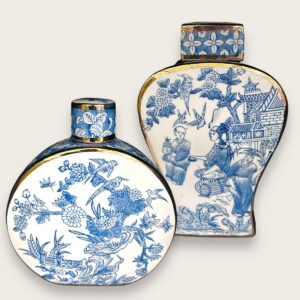 Nieuwe Chinese stijl, oosterse Parijse Delfts blauwe porselein vazen/lage stijl Deze set van twee porseleinen vazen, bekend als de Oosterse Parijse Delfts blauwe vazen, combineert traditionele oosterse esthetiek met een moderne Chinese stijl. De set bestaat uit één hoge en één lage vaas, harmonieus naast elkaar geplaatst voor een elegant contrast. De vazen zijn met de hand beschilderd in een klassiek blauw-wit kleurenschema, dat verfijnd vakmanschap en een tijdloze uitstraling weerspiegelt. Het ontwerp put inspiratie uit de rijke geschiedenis van zowel de Chinese als de Europese porseleintradities. Plaats deze vazen in uw interieur voor een vleugje oosterse elegantie en een eerbetoon aan de kunst van het porselein. Perfect voor het tentoonstellen van bloemen of als op zichzelf staande kunstwerken. Een verfijnde toevoeging aan elk huis of kantoor. Dit is alleen de Lage vaas !! CASA & VIVENTES We raden aan om de hoge en lage vaas als set te kiezen, omdat deze combinatie een harmonieus en artistiek geheel vormt, passend bij elk interieur. Breedte: 12cm Hoogte: 25cm Lengte: 12cm Diameter: 2cm Inhoud: 2L Gewicht: 1400g kleuren: Blauw, Wit Materialen: Keramiek merk: QMF Trading