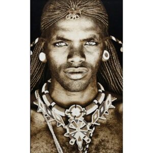 Gobelin geweven wandtapijt 120/180 Samburu Warrior Kenya WH1615 uitgerekt op een draagbalk Over de kunstenaar:De Duitse documentaire fotograaf Mario Gerth wordt geprezen om zijn uitgebreide reizen naar meer dan 80 landen op vijf continenten als onderdeel van zijn passie. Hij heeft te maken gehad met burgerlijke onrust, armoede en geweld, maar heeft ook schoonheid gevonden in culturen en mensen.Gerths fotografie, met een bijzondere focus op Afrika, toont de natuurlijke en menselijke diversiteit van het continent en benadrukt de unieke culturele en sociale kwaliteiten die hij bewondert. Zijn werk weerspiegelt de waardigheid en gratie van Afrikaanse individuen, van de trots van ouderen tot de harmonie van landschappen. De fotografie van Gerth wordt internationaal erkend door Time Magazine als transformerend. Ontdek de Gobelins-collectie, met geweven kunstwerken van getalenteerde kunstenaars, fotografen en ontwerpers. Elk stuk is vervaardigd met katoenen garens, waarbij slechts acht kleuren zijn gebruikt om een ​​fotorealistisch resultaat te bereiken. De collectie biedt drie maten: small (vierkant), medium en large.Verfraai uw ruimte met onze gecertificeerde geluidsdempende gobelins. Hoewel alle textielkunstwerken op natuurlijke wijze geluid absorberen, kunnen we extra akoestisch dempend materiaal toevoegen dat is gemaakt van gerecyclede jeans voor superieure geluidsreductie. Dit milieuvriendelijke proces omvat mechanische recycling, waarbij jeans worden gereduceerd tot vezels, waarbij alle niet-textiele componenten worden verwijderd. Transformeer uw interieur met onze kleurrijke, akoestische Gobelins. Casa & Viventes Breedte: 115cm Hoogte: 180cm Lengte: 3cm Gewicht: 5000g kleuren: Zwart Materialen: Katoen, Katoen merk: MONDiART