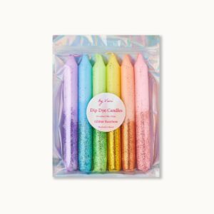 Dip Dye Candle-set: Glitter Rainbow-editie Of het nu een cadeau is voor een verjaardag of voor Kerstmis, als een souvenir voor het zomerfestival of een andere uitnodiging. Mijn hand gekleurde dip kleurstofkaarsen zijn prachtig manier om aan je vrienden en familie te geven. Elke kaars is een enkel stuk, maar altijd gekleurd met veel liefde en passie in onze studio in München. De kleurintensiteit, de kleurgradiënt en de volgorde van de kaarsen kunnen variëren. De verpakking is herbruikbaar. Ontworpen en geassembleerd met liefde in München. Kleuren: Lila Glitter - Light Lilac | Blauwe glitter - Lichtblauw | Groen glitter licht groen | Gold Glitter - Lichtgeel | Oranje glitter-licht oranje | Rode glitter - Lichtrode maat: 6 kaarsen | Hoogte 18 cm | Breedte: 2,2 cm verbrandingstijd: ongeveer 6,5 uur, zorg ervoor dat je kaarsen nooit onbeheerd laat branden!  Casa & Viventes Gewicht: 300g kleuren: Meerkleurig, Rood, Blauw, Groen Materialen: Was, Paraffine, Massief goud merk: by Vivi.