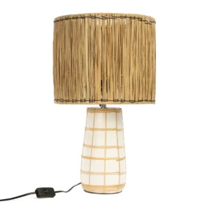 De Molokai Tafellamp Wit Natuurlijk Of je hem nu op je nachtkastje(s), in een vergeten/slecht verlichte hoek van je woonkamer of in een gang zet - deze tafellamp verlicht de kamer op meer dan één manier. Puur handgemaakt geluk met een combinatie van terracotta (de lampvoet), rotan (het decoratierooster op de voet) en gras (de kap). Deze stijlvolle lamp heeft zeker veel persoonlijkheid! CASA & VIVENTES De Molokai Tafellamp Wit Natuurlijk Breedte: 30cm Hoogte: 51cm Lengte: 30cm Gewicht: 2400g merk: Bazar Bizar Living