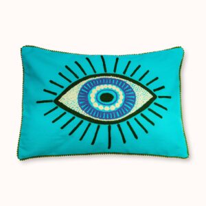 Cushion Case Eyes Turquoise kussenhoes Onze meest populaire schatten bij door Vivi: Cushion -covers uit India! De uitgebreide ontwerpen zijn mechanisch geborduurd in een pure damesfabriek. Het  juiste sierrand voor je huis. 100% katoen 60x40 cm droog reinigen CASA & VIVENTES Cushion Case Eyes Turquoise kussenhoes Materialen: Katoen merk: by Vivi.