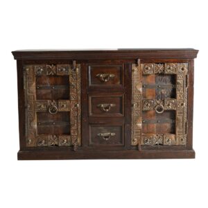 Dressoir Een dressoir dat je het gevoel geeft op vakantie te zijn in India. Uitgebreid snijwerk op gerecycled oud hout met metalen applicaties geven de voorkant van het dressoir de antieke koloniale uitstraling die typerend is voor India. De halfhoge kast biedt voldoende opbergruimte achter 3 deuren met elk een vaste plank en 3 lades voor diverse spullen. De afdekplaat is ook geschikt voor grotere vazen ​​en laat de schoonheid van het antieke, koloniaal aandoende buffet goed tot zijn recht komen. Opzettelijke gebruikssporen geven de ladekast een extra uitstraling. De ladekast kan gecombineerd worden met moderne meubels in een woonkamer of kan zijn charme uiten in een hal als halkast. Achter de deuren elk 1 vaste plank, vakmaat 44x34x33 cm, binnenmaat lade 27,5x31x17,5 cm, houten laderails CASA & VIVENTES Dressoir Breedte: 150cm Hoogte: 90cm Lengte: 45cm Gewicht: 100000.00g kleuren: Bruin Materialen: Hout, Hout, Metaal merk: SIT Möbel Im- und Export