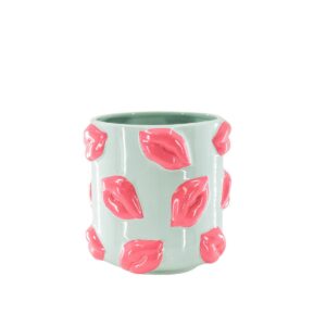 Pot Kisses Keramiek Mint/Roze 17,5x17,5x17,5cm Kiss Me - Op zoek naar een unieke ontwerpbloemvaas die ook een plantpot is die je gelukkig maakt elke keer dat je ernaar kijkt? Deze ontwerpvaas/ plantpot gemaakt door huisvitamine is precies wat een interieur nodig heeft! De lippen springen eruit en het lijkt erop dat ze je kussen. Het is je eigen 'kus me vaas en pot'! Het is gemaakt van gekleurd keramiek en is water strak. Haal deze oogvanger nu! Belangrijke kenmerken:- Gemaakt van keramiek- Waterdight- Grootte: 17,5x17,5x17,5cm- Volume: 2,2 liter stylingtip: geef het gewoon een goede plek en het zal ieders aandacht trekken CASA & VIVENTES Pot Kisses Keramiek Mint/Roze 17,5x17,5x17,5cm merk: Housevitamin