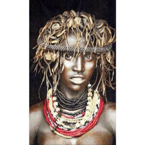 Gobelin geweven wandtapijt 120/180 Dassanech Girl WH1930 opgespannen op een draagbalk Over de kunstenaar:De Duitse documentaire fotograaf Mario Gerth wordt geprezen om zijn uitgebreide reizen naar meer dan 80 landen op vijf continenten als onderdeel van zijn passie. Mario Gerth heeft te maken gehad met burgerlijke onrust, armoede en geweld, maar heeft ook schoonheid gevonden in culturen en mensen.Gerths fotografie, met een bijzondere focus op Afrika, toont de natuurlijke en menselijke diversiteit van het continent en benadrukt de unieke culturele en sociale kwaliteiten die hij bewondert. Zijn werk weerspiegelt de waardigheid en gratie van Afrikaanse individuen, van de trots van ouderen tot de harmonie van landschappen. De fotografie van Gerth wordt internationaal erkend door Time Magazine als transformerend. Ontdek de Gobelins-collectie, met geweven kunstwerken van getalenteerde kunstenaars, fotografen en ontwerpers. Elk stuk is vervaardigd met katoenen garens, waarbij slechts acht kleuren zijn gebruikt om een ​​fotorealistisch resultaat te bereiken. De collectie biedt drie maten: small (vierkant), medium en large.Verfraai uw ruimte met onze gecertificeerde geluidsdempende gobelins. Hoewel alle textielkunstwerken op natuurlijke wijze geluid absorberen, kunnen we extra akoestisch dempend materiaal toevoegen dat is gemaakt van gerecyclede jeans voor superieure geluidsreductie. Dit milieuvriendelijke proces omvat mechanische recycling, waarbij jeans worden gereduceerd tot vezels, waarbij alle niet-textiele componenten worden verwijderd. Transformeer uw interieur met onze kleurrijke, akoestische Gobelins. Casa & Viventes Breedte: 115cm Hoogte: 180cm Lengte: 3cm Gewicht: 5000g kleuren: Meerkleurig Materialen: Katoen, Katoen merk: MONDiART