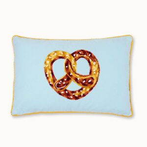 Kussen met krakeling met vulling Onze meest populaire schatten bij door Vivi: Cushion -covers uit India! De uitgebreide ontwerpen zijn mechanisch geborduurd in een pure damesfabriek. De juiste sierrand voor je huis. Case 100% katoen | Vul 100% polyester 60x40 cm alleen droog reinigen CASA & VIVENTES Kussen met krakeling met vulling merk: by Vivi.