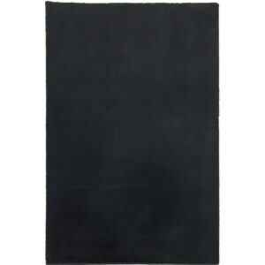 Fluffy Vloerkleed Black 160x230CM Zacht Hoogpolig vloerkleed - Onze Fluffy vloerkleed de zachtste en meest Fluffy vloerkleed. Dit mega knuffelbare vloerkleed creëert een warme, zachte sfeer in elke ruimte. Leg dit vloerkleed in elke kamer in huis en je zult nooit meer koude voeten hebben. Het faux fur materiaal brengt veel comfort, is extreem zacht en heeft een extreem hoog aaibaarheidsgehalte. Dit fluffy vloerkleed is maar liefst 3cm hoog! Ook is er niet bespaard op de volheid van dit vloerkleed, hij is zo vol dat het is alsof je op wolken loopt. Zacht Hoogpolig vloerkleed - Fluffy verkrijgbaar in Black, Taupe, Grey, Antraciet en Beige de volgende maten: 80x150cm, 80x300, 160x160cm, 160x230cm, 200x290cm. Casa & Viventes kleuren: Zwart, Beige, Grijs merk: Luxury Living B.V.