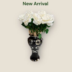 Een prachtige zwarte vaas met 10 grote, witte bloemen. De prachtige Golden Circle Vaas in modern wit en goud staat fantastisch op een stijlvol dressoir of boven een prachtige open haard in uw huis. Casa & Viventes Breedte: 21cm Hoogte: 36cm Lengte: 21cm Diameter: 11cm Gewicht: 2500g kleuren: Zwart, Zwart, Goud, Wit Materialen: Massief goud merk: QMF Trading