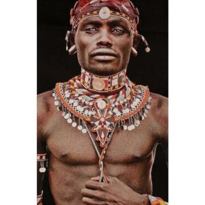 Gobelin geweven wandtapijt 120/180 Samburu Man Zwart WH1767 uitgerekt op een draagbalk Over de kunstenaar:De Duitse documentairefotograaf Mario Gerth wordt geprezen om zijn uitgebreide reizen naar meer dan 80 landen op vijf continenten als onderdeel van zijn passie. Hij heeft te maken gehad met burgerlijke onrust, armoede en geweld, maar heeft ook schoonheid gevonden in culturen en mensen.Gerths fotografie, met een bijzondere focus op Afrika, toont de natuurlijke en menselijke diversiteit van het continent en benadrukt de unieke culturele en sociale kwaliteiten die hij bewondert. Zijn werk weerspiegelt de waardigheid en gratie van Afrikaanse individuen, van de trots van ouderen tot de harmonie van landschappen. De fotografie van Gerth wordt internationaal erkend door Time Magazine als transformerend. Ontdek onze Gobelins-collectie , met geweven kunstwerken van getalenteerde kunstenaars, fotografen en ontwerpers. Elk stuk is vervaardigd met katoenen garens, waarbij slechts acht kleuren zijn gebruikt om een ​​fotorealistisch resultaat te bereiken. De collectie biedt drie maten: small (vierkant), medium en large.Verfraai uw ruimte met onze gecertificeerde geluidsdempende gobelins. Hoewel alle textielkunstwerken op natuurlijke wijze geluid absorberen, kunnen we extra akoestisch dempend materiaal toevoegen dat is gemaakt van gerecyclede jeans voor superieure geluidsreductie. Dit milieuvriendelijke proces omvat mechanische recycling, waarbij jeans worden gereduceerd tot vezels, waarbij alle niet-textiele componenten worden verwijderd. Transformeer uw interieur met onze kleurrijke, akoestische Gobelins. CASA & VIVENTES Gobelin geweven wandtapijt 120/180 Samburu Man Zwart WH1767 uitgerekt op een draagbalk Breedte: 120cm Hoogte: 180cm Lengte: 3cm Gewicht: 5000g kleuren: Meerkleurig Materialen: Katoen, Katoen merk: MONDiART