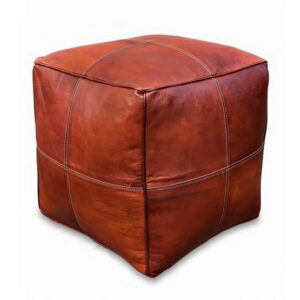 Leren poef - honingbruin (modern vierkant) Marokkaanse leren poef Wil je je huis nog gezelliger maken of een leuke boho sfeer geven? Dan zijn onze handgemaakte poefs perfect voor jou! De lederen poef honingbruin (modern vierkant) wordt vaak gebruikt als decoratie, maar is ook ideaal als voetenbankje of als extra zitplaats voor kinderen. Multifunctioneel! De poef wordt het meest gebruikt in de woonkamer, slaapkamer of kinderkamer. Wij hebben een kleurrijk assortiment dat bij elke ruimte in uw huis past. Handgemaakte poef Onze poefs zijn handgemaakt van hoogwaardig echt leer en met liefde gemaakt door een coöperatie van ambachtslieden in Marokko. Individuele stukken leer worden met de hand aan elkaar gestikt. De leren poef wordt vervolgens in de zon gelegd en geolied om de mooie gebruinde kleur te krijgen, of met de hand geverfd tot een op maat gemaakt kleurenpalet met behulp van natuurlijke, plantaardige materialen. Ze worden van begin tot eind volledig met de hand gemaakt, met dezelfde traditionele technieken die tientallen jaren meegaan. Houd er rekening mee dat natuurlijke kleurvariaties, rimpels en vouwen deel uitmaken van de unieke kenmerken van leer en alleen maar schoonheid en karakter toevoegen. Casa & Viventes Breedte: 40cm Hoogte: 40cm Lengte: 40cm Gewicht: 9000g kleuren: Bruin, Rood, Bruin Materialen: Leer, Leer merk: Poufs & Pillows