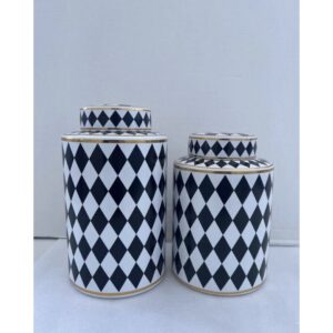 Voorraadpot met diamantdeksel (klein formaat) Voorraadpot met deksel en gouden randen, unieke combinatie die niet zal misstaan ​​in een modern of traditioneel interieur. Hij is prachtig afgewerkt, de zwarte driehoeken maken deze voorraadpot uniek. Hij is verkrijgbaar in 2 verschillende maten, dit is de kleinste versie. CASA & VIVENTES Voorraadpot met diamantdeksel (klein formaat) Breedte: 16cm Hoogte: 28cm Diameter: 8cm Gewicht: 1800g kleuren: Zwart, Wit Materialen: Keramiek, Keramiek, Diamant merk: QMF Trading