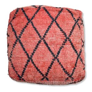 Pouffe vintage K1373 Dit unieke vloerkussen is een echte eyecatcher en geeft een leuke bohemian sfeer aan je woon- of slaapkamer. Het kussen is gemaakt van een vintage berberkleed waardoor je zeker weet dat er geen tweede meer van is. Een origineel item; je hebt een kunstwerk gevonden! Handgemaakte vintage kussens Historisch gezien worden vloerkussens gemaakt van vloerkleden. De ambachtslieden snijden de handgeweven unieke tapijten in vierkante stukken die vervolgens weer aan elkaar worden genaaid. Dit geeft uw vloerkussen een origineel verhaal en maakt het uniek. De vloerkussens worden gemaakt door ambachtslieden met een mix van liefde, wol en jarenlange ervaring.  Hierbij kunnen wij met trots garanderen dat bij elke aankoop de maker van uw prachtige vloerkussen ten goede komt. Dit is uiterst belangrijk en de enige manier om dit traditionele ambacht levend te houden. De vloerkussens zijn ook verkrijgbaar in andere kleuren. Ook is het leuk om een ​​van onze vloerkussens te combineren met onze kussens. Casa & Viventes kleuren: Meerkleurig, Zwart Materialen: Wol, Katoen, Wol, Diamant merk: Poufs & Pillows