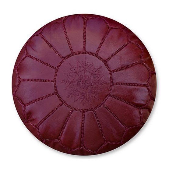 Lederen pouffe volledige bordeaux Wil je je huis nog gezelliger maken of het een mooie boho sfeer geven? Dan zijn onze handgemaakte pouffes perfect voor jou! De lederen pouffe volledige Bordeaux wordt vaak gebruikt als decoratie, maar is ook ideaal als een voetenbank of als een extra stoel voor kinderen. Multifunctioneel! De Pouffe wordt meestal gebruikt in de woonkamer, de slaapkamer of in een kinderkamer. We hebben een kleurrijk assortiment dat past bij elke ruimte in uw huis. De pouffes zijn handgemaakt van hoogwaardig echt leer en gemaakt met liefde door een coöperatie van ambachtslieden. Individuele stukken leer worden aan elkaar genaaid en vervolgens versierd met ingewikkelde handvoeten. De lederen pouffe is zonnebaden en geolied om de mooie gebruinde kleur te krijgen, of met de hand geverfd naar een op maat gemaakte kleurenpalet met natuurlijke plantaardige materialen. Ze worden volledig met de hand van begin tot eind gemaakt, met dezelfde traditionele technieken die tientallen jaren duren. Houd er rekening mee dat natuurlijke kleurvariaties, rimpels en vouwen deel uitmaken van de unieke kenmerken van leer en alleen schoonheid en karakter toevoegen.  Casa & Viventes Hoogte: 35cm Lengte: 55cm Diameter: 55cm kleuren: Rood Materialen: Leer, Leer merk: Poufs & Pillows