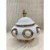 Gouden cirkel gemberpot  De prachtige druppelvormige Ginger Jar in modern wit en goud staat fantastisch op een stijlvol dressoir of boven een mooie open haard in je huis. Het is een geweldig stuk voor decoratie of om items zoals sleutels of sieraden in op te bergen. De gemberpot in wit en goud ziet er bijzonder goed uit naast zijn grotere tegenhanger, of net zo stijlvol op zichzelf. CASA EN VIVENTES Gouden cirkel gemberpot (CF8146-9WIT) Breedte: 18cm Hoogte: 24cm Lengte: 18cm Gewicht: 1200g kleuren: Wit, Goud, Goud, Wit Materialen: Keramiek, Massief goud, Keramiek merk: QMF Trading