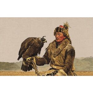 Gobelin geweven wandtapijt 120/180 Eagle Hunter WH1888 opgespannen op een spieraam Over de kunstenaar: We hebben een getalenteerde groep jonge ontwerpers opgeroepen om een ​​kunstcollectie samen te stellen die niet afhankelijk is van bekende namen, maar gedreven wordt door kleur en beleving. Ze hebben kunstwerken geselecteerd die hen intrigeren, waardoor de collectie een levendige weerspiegeling is van hun eigen artistieke verkenning. Deze aanpak brengt nieuwe perspectieven met zich mee en moedigt de kunstwereld aan om open te staan ​​voor nieuwe esthetiek en creatieve expressie. Hun unieke visie heeft een dynamisch platform gecreëerd waar elk stuk een verhaal vertelt, diep geworteld in de persoonlijke ervaringen en culturele achtergronden van de ontwerpers. Dit initiatief onderstreept het belang van diversiteit en inclusiviteit in kunst en nodigt kijkers uit om de rijkdom aan interpretatie en emotionele resonantie te ontdekken die elke kunstenaar in zijn werk met zich meebrengt. Ontdek onze Gobelins-collectie, met geweven kunstwerken van getalenteerde kunstenaars, fotografen en ontwerpers . Elk stuk is vervaardigd met katoenen garens, waarbij slechts acht kleuren zijn gebruikt om een ​​fotorealistisch resultaat te bereiken. De collectie biedt drie maten: small (vierkant), medium en large. Verfraai uw ruimte met onze gecertificeerde geluidsdempende gobelins. Hoewel alle textielkunstwerken op natuurlijke wijze geluid absorberen, kunnen we extra akoestisch dempend materiaal toevoegen dat is gemaakt van gerecyclede jeans voor superieure geluidsreductie. Dit milieuvriendelijke proces omvat mechanische recycling, waarbij jeans tot vezels worden gereduceerd, waarbij alle niet-textiele componenten worden verwijderd. Transformeer uw interieur met onze kleurrijke, akoestische gobelins. CASA & VIVENTES Gobelin geweven wandtapijt 120/180 Eagle Hunter WH1888 opgespannen op een spieraamBreedte: 120cm Hoogte: 180cm Lengte: 3cm Gewicht: 5000g kleuren: Bruin Materialen: Katoen, Katoen merk: MONDiART