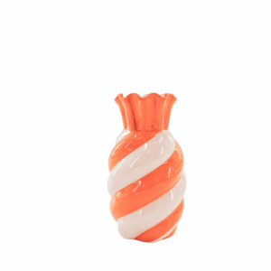 VASE SWIRL STONOWARE-PINK- 13X13X23CM vaas Vaas! Je kunt nooit genoeg vazen ​​hebben. Dit is echt een snoepachtige vaas in vrolijke kleuren. Deze wervelkant met oranje en roze strepen fleuren onmiddellijk een kamer op, en dat zal je gelukkig maken. Belangrijkste kenmerken: Gemaakt van: StonewaredImensions: 13x13x23cm Styling Tip: Wat je er ook in stopt, deze vrolijke gestreepte vaas zal schijnen, ongeacht wat! CASA & VIVENTES VASE SWIRL STONOWARE-PINK- 13X13X23CM vaas merk: Housevitamin