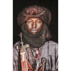 Gobelin geweven wandtapijt 80/120 Dawo Fulani stam WH1958 Uitgerekt Over de kunstenaar:De Duitse documentairefotograaf Mario Gerth wordt geprezen om zijn uitgebreide reizen naar meer dan 80 landen op vijf continenten als onderdeel van zijn passie. Hij heeft te maken gehad met burgerlijke onrust, armoede en geweld, maar heeft ook schoonheid gevonden in culturen en mensen.Gerths fotografie, met een bijzondere focus op Afrika, toont de natuurlijke en menselijke diversiteit van het continent en benadrukt de unieke culturele en sociale kwaliteiten die hij bewondert. Zijn werk weerspiegelt de waardigheid en gratie van Afrikaanse individuen, van de trots van ouderen tot de harmonie van landschappen. De fotografie van Gerth wordt internationaal erkend en door Time Magazine omschreven als transformatief. Ontdek onze Gobelins-collectie, met geweven kunstwerken van getalenteerde kunstenaars, fotografen en ontwerpers. Elk stuk is vervaardigd met katoenen garens, waarbij slechts acht kleuren zijn gebruikt om een ​​fotorealistisch resultaat te bereiken. De collectie biedt drie maten: small (vierkant), medium en large.Verfraai uw ruimte met onze gecertificeerde geluidsdempende gobelins. Hoewel alle textielkunstwerken op natuurlijke wijze geluid absorberen, kunnen we extra akoestisch dempend materiaal toevoegen dat is gemaakt van gerecyclede jeans voor superieure geluidsreductie. Dit milieuvriendelijke proces omvat mechanische recycling, waarbij jeans worden gereduceerd tot vezels, waarbij alle niet-textiele componenten worden verwijderd. Transformeer uw interieur met onze kleurrijke, akoestische Gobelins. Gobelin geweven wandtapijt 80/120 Dawo Fulani stam WH1958 Uitgerekt Breedte: 80cm Hoogte: 120cm Lengte: 3cm Gewicht: 2000g kleuren: Meerkleurig Materialen: Katoen, Katoen, Textiel merk: MONDiART