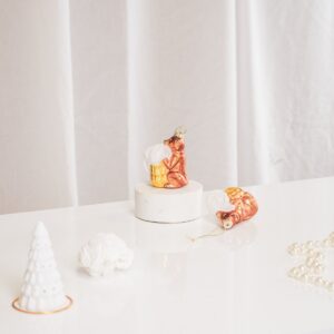 Ornament Kersthanger Teckel Glas 6,5x3,5x8cm ORIGINELE DIEREN KERSTHANGERS - Uw kerst zal niet compleet zijn zonder grappige kerstversiering. Deze glazen teckel kerstballen maken jouw kerstdagen nog leuker. Belangrijke kenmerken:- Gemaakt van glas- Afmeting: 6,5x3,5x8cmStylingadvies: Je kunt de Teckel Kersthangers ook boven je tafel of aan een staande tak hangen. Casa & Viventes Materialen: Glas merk: Housevitamin