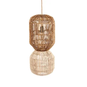 De ChemChem-hanger - Natuurlijk - M De chemchemlamp, gemaakt van bananenblad en rotan, biedt veelzijdige stijl als een hangende lamp of vloerlamp. Het unieke ontwerp en de aardse texturen maken het een opvallend stuk dat prachtig past bij Boho, rustieke of kustinterieur. Of het nu boven een eettafel hangt of sierlijk in een gezellige hoek staat, de chemchemlamp werpt een warme, uitnodigende gloed die elke kamer transformeert in een serene retraite. De handgemaakte details en natuurlijke materialen creëren een perfecte harmonie van functie en ontwerp. Deze lampschaduw heeft geen elektrische bedrading of pluggen. We verkopen deze fittingen apart,. Zoek naar een aanpassing in onze winkel en selecteer de gewenste look en het type. Casa & Viventes Breedte: 25cm Hoogte: 60cm Lengte: 25cm Gewicht: 1200g merk: Bazar Bizar Living