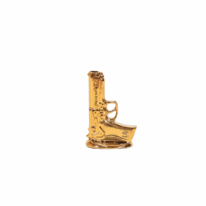 Vaas Pistool Keramiek Goud 15x9x23cm HANDEN OMHOOG VOOR DE COOLSTE VAAS IN TOWN, Deze geweervaas is "de James Bond" van alle vazen ​​en steelt net als 007 vele harten. De vaas in de vorm van een pistool geeft je interieur een stoere touch! Belangrijke kenmerken: - Gemaakt van keramiek - let op: de vaas heeft een kleine opening - Afmeting: 15x9x23cmStylingtip: De pistoolvaas ziet er zelfs zonder bloemen geweldig uit. Geef hem gewoon een plekje waar wat extra koelte nodig is! kleuren: Goud CASA & VIVENTENTES Vaas Pistool Keramiek Goud 15x9x23cm merk: Housevitamin