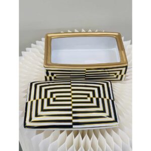 Moderne opbergdoos voor dames, zwart-wit goud omrand De modedoos in moderne stijl kan overal in huis worden geplaatst. Het is niet alleen een kunstwerk, maar ook een opbergdoos voor vrouwen, of een opbergdoos voor kleine spullen thuis.Afmetingen: L27cm, 16 cm B H8 cm CASA & VIVENTES Moderne opbergdoos voor dames, zwart-wit goud omrand Breedte: 16cm Hoogte: 8cm Lengte: 25cm Diameter: 8cm Gewicht: 1560g kleuren: Zwart, Goud, Wit Materialen: Massief goud merk: QMF Trading