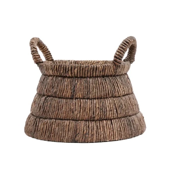 De Chisomo-mand Gemaakt van een ingewikkeld patroon van handgeweven gedroogd bananenblad, deze mand is een echte knaller. De donkerbruine kleur brengt aardse sfeer in elk interieur, klassiek of modern. De driehoekige vorm springt meteen in het oog en door de handvatten is het een mand die je gemakkelijk kunt gebruiken. Plaats de Chisomo mand in je woonkamer, badkamer of gebruik hem zelfs als tijdschriftenhouder - alles past bij deze natuurlijke schoonheid. Casa & Viventes Breedte: 42cm Hoogte: 33cm Lengte: 42cm Gewicht: 2400g merk: Bazar Bizar Living