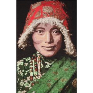 Gobelin geweven wandtapijt 120/180 Tibetaanse vrouw WH1132 uitgerekt op een draagbalk Over de kunstenaar:Steve McCurry, al meer dan vijf decennia een gevierd fotograaf, begon zijn carrière na zijn studie cinematografie aan de Pennsylvania State University. Zijn reis begon met een levensveranderende reis naar India, gewapend met slechts een camera en minimale bezittingen. In Pakistan riskeerde hij zijn leven om de Russische invasie te documenteren en de brutaliteit ervan aan de wereld bloot te leggen. McCurry's boeiende portfolio omvat de hele wereld en legt verdwijnende culturen, tradities en het hedendaagse leven vast, terwijl altijd de menselijke essentie behouden blijft. Tot zijn talrijke onderscheidingen behoren de Robert Capa Gold Medal en de Centenary Medal van de Royal Photographic Society voor een leven vol opmerkelijke prestaties. In 2019 werd hij opgenomen in de International Photography Hall of Fame. Ontdek onze Gobelins-collectie, met geweven kunstwerken van getalenteerde kunstenaars, fotografen en ontwerpers. Elk stuk is vervaardigd met katoenen garens, waarbij slechts acht kleuren zijn gebruikt om een ​​fotorealistisch resultaat te bereiken. De collectie biedt drie maten: small (vierkant), medium en large.Verfraai uw ruimte met onze gecertificeerde geluidsdempende gobelins. Hoewel alle textielkunstwerken op natuurlijke wijze geluid absorberen, kunnen we extra akoestisch dempend materiaal toevoegen dat is gemaakt van gerecyclede jeans voor superieure geluidsreductie. Dit milieuvriendelijke proces omvat mechanische recycling, waarbij jeans tot vezels worden gereduceerd, waarbij alle niet-textiele componenten worden verwijderd. Transformeer uw interieur met onze kleurrijke, akoestische gobelins. CASA & VIVENTES Gobelin geweven wandtapijt 120/180 Tibetaanse vrouw WH1132 uitgerekt op een draagbalk Breedte: 120cm Hoogte: 180cm Lengte: 3cm Gewicht: 5000g kleuren: Meerkleurig Materialen: Katoen, Katoen merk: MONDiART