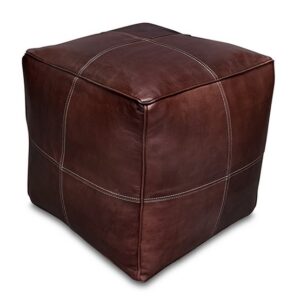 Lederen Pouffe Brown (modern vierkant) Wil je je huis nog gezelliger maken of een leuke boho sfeer geven? Dan zijn onze handgemaakte poefs perfect voor jou! De leren poef bruin (modern vierkant) wordt vaak gebruikt als decoratie, maar is ook ideaal als voetenbankje of als extra zitplaats voor kinderen.  De poef wordt het meest gebruikt in de woonkamer, slaapkamer of kinderkamer. Wij hebben een kleurrijk assortiment dat bij elke ruimte in uw huis past. Handgemaakte poef.  De poefs zijn handgemaakt van hoogwaardig echt leer en met liefde gemaakt door een coöperatie van ambachtslieden. Individuele stukken leer worden met de hand aan elkaar gestikt. De leren poef wordt vervolgens in de zon gelegd en geolied om de mooie gebruinde kleur te krijgen, of met de hand geverfd tot een op maat gemaakt kleurenpalet met behulp van natuurlijke, plantaardige materialen. Ze worden van begin tot eind volledig met de hand gemaakt, met dezelfde traditionele technieken die tientallen jaren meegaan. Houd er rekening mee dat natuurlijke kleurvariaties, rimpels en vouwen deel uitmaken van de unieke kenmerken van leer en alleen maar schoonheid en karakter toevoegen.  Casa & Viventes Breedte: 40cm Hoogte: 40cm Lengte: 40cm Gewicht: 12000.00g kleuren: Bruin, Bruin Materialen: Leer, Leer merk: Poufs & Pillows