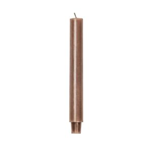 Tapers Groot XL Wax Taupe 3x25 cm kaars Kaarsen zijn de ultieme sfeermakers en het belangrijkste ingrediënt voor romantiek. En daar kunnen we allemaal wel wat meer van gebruiken, nietwaar? Deze dinerkaars Tapers Groot XL Wax Taupe 3x25 cm kaars heeft een grotere vorm wat een chique uitstraling geeft. De onderkant is kleiner gemaakt zodat deze grote dinerkaars in gewone kandelaars past. 3x25cmStylingtip: Kies een kaars in een kleur die bij de rest van je interieur past. CASA & VIVENTES Tapers Groot XL Wax Taupe 3x25 cm kaars Materialen: Was merk: Housevitamin