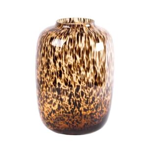 Cheetah Vaas Brown Large De Cheetah vaas in Brown glas hebben wij in meerdere kleuren Gold en Smoke glas. De Brown Cheetah vaas is handgemaakt, heeft een mooie vorm en de stippen in combinatie met de bruine kleur maken de vaas een echte eyecatcher. Maak uw woonkamer, badkamer of kantoorruimte helemaal af met deze Brown Cheetah vaas. Afmeting: 32.5x45 CM Casa & Viventes kleuren: Bruin, Goud Materialen: Glas, Massief goud merk: Luxury Living B.V.