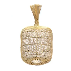 The Dumpling Vloerlamp Hanglamp Naturel L Een geweldige multifunctionele lamp die een prachtige boho-look toevoegt aan uw huis of overdekte buitengebied. Afhankelijk van uw interieur kan deze lamp worden gebruikt als een hanglamp of vloerlamp. Deze lampschaduw heeft geen elektrische bedrading of pluggen. We verkopen deze fittingen apart, . Zoek naar een fitting in onze winkel en selecteren de gewenste look en het type. Casa & Viventes Breedte: 40cm Hoogte: 70cm Lengte: 40cm Gewicht: 2800g Materialen: Rotan merk: Bazar Bizar Living