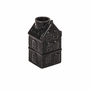 Kaarshouder - Huis - Keramiek - Zwart - 6x5,5x11cm Een huis heeft licht en warmte nodig om zich thuis te voelen. Deze woning zorgt voor licht en warmte in uw interieur. Bovendien doen deze huizen denken aan Amsterdamse huizen. Haal dus het stadsgevoel in huis en laat ze binnenshuis stralen! Gemaakt van keramiek . Afmeting: 6x6x11cm  Wat is een betere plek voor deze huisjes dan op je vensterbank? Casa & Viventes kleuren: Zwart Materialen: Keramiek merk: Housevitamin