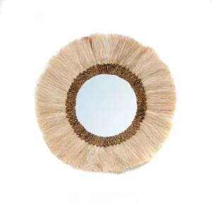 De Mowgli-spiegel - Naturel - M Stap in de Jungle of Style met de Mowgli -spiegel! Of je het nu in je woonkamer hangt om een scheutje exotische flair toe te voegen of te gebruiken om een gewaagde verklaring in je ingang te maken, de Mowgli -spiegel zal zeker een gesprek vullen en je verbeelding ontbranden. Gemaakt met duurzaam materiaal en ambachtelijk vakmanschap, is het een bewijs van uw toewijding aan zowel kwaliteit als behoud Casa & Viventes. Breedte: 60cm Hoogte: 4.5cm Lengte: 60cm Gewicht: 1500g Materialen: Gras merk: Bazar Bizar Living