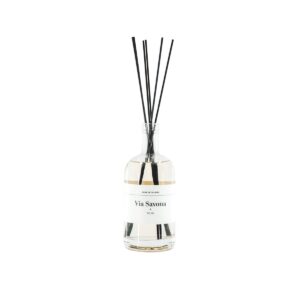 Reed Diffuser via Savona Milan 200 ml Interieur parfum- deze 'kosmopolitische stad' rietdiffusers zijn niet alleen in de mode om naar te kijken, ze ruiken ook fantastisch! Elk van hen vertelt een verhaal. De Cosmopolitan Cities Geurcollectie is een ode  aan de kosmopolitische steden die zoveel van ons hebben beïnvloed. De geur van de thuis wordt gepresenteerd in een eenvoudige en elegante glazen fles met zwarte sticks. Deze steden zijn de plaatsen voor hoop en dromen en barsten allemaal van creativiteit en mode. Ze hebben zoveel verhalen te vertellen. Via Savona is een levendig gebied en het ontwerpdistrict van Milaan. Het is de plek om bij veel trendy winkels en restaurants te zijn die we hebben geprobeerd de Milaan -houding van 'La Dolce Far Niente' te vangen in deze fles rietdiffuser. Geef het op voor Milaan: "Milano La Capitale Della Moda". Belangrijke kenmerken:- Gemaakt van glas- Een geur van mediterrane bloemen- Volume: 200 ml- inclusief zwarte sticks-maat fles: 5,5x5,5x15 cm-formaat fles met sticks: 5,5x29cm-maatverpakking: 7x29cm- draai regelmatig de stokjes, draai de stokjes, draai de stokjes, draai de stokjes, draai de stokjes, draai de stokjes, draai de stokjes om de ruikt goed. Styling -tip: waar kan uw huis dit goede ruikende kunstwerk gebruiken? Reed Diffuser via Savona Milan 200 ml merk: Housevitamin