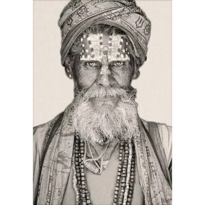 Gobelin geweven wandtapijt 75/125 Bandu Baba Zwart/Wit WH2025 Gespannen Over de kunstenaar: De Duitse documentaire fotograaf Mario Gerth wordt geprezen om zijn uitgebreide reizen naar meer dan 80 landen op vijf continenten als onderdeel van zijn passie. Hij heeft te maken gehad met burgerlijke onrust, armoede en geweld, maar heeft ook schoonheid gevonden in culturen en mensen. Gerths fotografie, met een bijzondere focus op Afrika, toont de natuurlijke en menselijke diversiteit van het continent en benadrukt de unieke culturele en sociale kwaliteiten die hij bewondert. Het werk van Mario Gerth weerspiegelt de waardigheid en gratie van Afrikaanse individuen, van de trots van ouderen tot de harmonie van landschappen. De fotografie van Gerth wordt internationaal erkend en door Time Magazine omschreven als transformatief. Ontdek de Gobelins collectie, met geweven kunstwerken van getalenteerde kunstenaars, fotografen en ontwerpers. Elk stuk is vervaardigd met katoenen garens, waarbij slechts acht kleuren zijn gebruikt om een ​​fotorealistisch resultaat te bereiken. De collectie biedt drie maten: small (vierkant), medium en large. Verfraai uw ruimte met onze gecertificeerde geluiddempende Gobelins. Hoewel alle textielkunstwerken op natuurlijke wijze geluid absorberen, kunnen we extra akoestisch dempend materiaal toevoegen dat is gemaakt van gerecyclede jeans voor superieure geluidsreductie. Dit milieuvriendelijke proces omvat mechanische recycling, waarbij jeans worden gereduceerd tot vezels, waarbij alle niet-textiele componenten worden verwijderd. Transformeer uw interieur met onze kleurrijke, akoestische Gobelins. Casa & Viventes Breedte: 75cm Hoogte: 125cm Lengte: 3cm Gewicht: 3000g kleuren: Zwart, Zwart Materialen: Katoen, Katoen merk: MONDiART