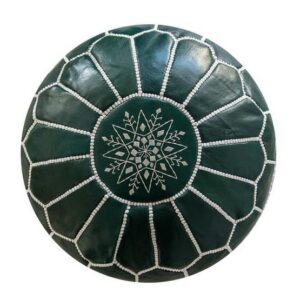 Lederen pouffe - groen Wil je je huis nog gezelliger maken of het een mooie boho -sfeer geven? Dan zijn onze handgemaakte poefs perfect voor jou! Het lederen pouffe -groen wordt vaak gebruikt als decoratie, maar is ook ideaal als een voetenbank of als een extra stoel voor kinderen. Multifunctioneel! De Poef wordt meestal gebruikt in de woonkamer, de slaapkamer of in een kinderkamer. We hebben een kleurrijk assortiment dat past bij elke ruimte in uw huis. Onze poefs zijn handgemaakt van hoogwaardig echt leer en gemaakt met liefde door een coöperatie van ambachtslieden. Individuele stukken leer worden aan elkaar genaaid en vervolgens versierd met ingewikkelde handvoeten. De lederen poef is zonnebaden en geolied om de mooie gebruinde kleur te krijgen, of met de hand geverfd naar een op maat gemaakte kleurenpalet met natuurlijke plantaardige materialen. Ze worden volledig met de hand van begin tot eind gemaakt, met dezelfde traditionele technieken die tientallen jaren duren. Houd er rekening mee dat natuurlijke kleurvariaties, rimpels en vouwen deel uitmaken van de unieke kenmerken van leer en alleen schoonheid en karakter toevoegen.   CASA & VIVENTES Lederen pouffe - groen Hoogte: 35cm Lengte: 55cm Diameter: 55cm Gewicht: 12000.00g kleuren: Groen, Groen Materialen: Leer, Leer merk: Poufs & Pillows