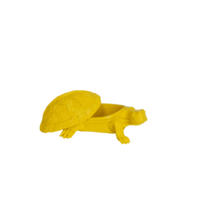 Schildpaddoos - Polyresin - Geel - 15,5x13,5x7,5cm IT'S TURTLE TIME!- Schildpadden zijn leuk om naar te kijken en daarom een ​​geweldige aanwinst voor je interieur. Onder het schild van dit schildpadornament kun je kleine spulletjes verstoppen. Belangrijke kenmerken: - Gemaakt van polyresin - Afmeting: 15,5x13,5x7,5cm Stylingadvies: De schildpad is een stijlvolle verstopplek voor sleutels, ringen en andere kleine spullen. Casa & Viventes merk: Housevitamin