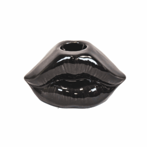 Kaarshouder Lip Keramiek Zwart 10,5x6,5x5,5cm DEZE LIPPEN LIEGEN NIET Deze lipkaarshouder is gewoon te schattig! Een eettafel zonder kandelaars is een eettafel zonder ziel. Deze kandelaars zijn zeer elegant en altijd passend. Het geeft je eettafel meteen een upgrade. Combineer 2 stuks van deze kandelaars met een kaars in een kleur die past bij de rest van je interieur. CASA & VIVENTES Kaarshouder Lip Keramiek Zwart 10,5x6,5x5,5cm Belangrijke kenmerken:  Gemaakt van keramiek. Afmeting: 10,5x6,5x5,5cm Stylingtip:  kleuren: Zwart Materialen: Keramiek merk: Housevitamin