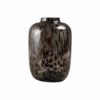 Cheetah Vaas Smoke Medium De Smoke Cheetah vaas is handgemaakt, heeft een mooie vorm en de stippen in combinatie met de smoke kleur maken de vaas een echte eyecatcher. Maak uw woonkamer, badkamer of kantoorruimte helemaal af met deze Smoke Cheetah vaas. Afmeting: 25x35 CM kleuren: Beige, Zwart, Bruin, Goud Materialen: Hout, Glas, Massief goud, Gras CASA & VIVENTES Cheetah Vaas Smoke Medium merk: Luxury Living B.V.