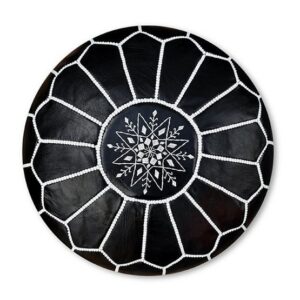 Leer pouffe zwart Wil je je huis nog gezelliger maken of het een mooie boho sfeer geven? Dan zijn onze handgemaakte pouffes perfect voor jou! Het leer van leren wordt vaak gebruikt als decoratie, maar is ook ideaal als een voetenbank of als een extra stoel voor kinderen.  De Pouffe wordt meestal gebruikt in de woonkamer, de slaapkamer of in een kinderkamer. We hebben een kleurrijk assortiment dat past bij elke ruimte in uw huis. Handgemaakte pouffe Onze pouffes zijn handgemaakt van hoogwaardig echt leer en gemaakt met liefde door een coöperatie van ambachtslieden. Individuele stukken leer worden aan elkaar genaaid en vervolgens versierd met ingewikkelde handvoeten. De lederen pouffe is zonnebaden en geolied om de mooie gebruinde kleur te krijgen, of met de hand geverfd naar een op maat gemaakte kleurenpalet met natuurlijke plantaardige materialen. Ze worden volledig met de hand van begin tot eind gemaakt, met dezelfde traditionele technieken die tientallen jaren duren. Houd er rekening mee dat natuurlijke kleurvariaties, rimpels en vouwen deel uitmaken van de unieke kenmerken van leer en alleen schoonheid en karakter toevoegen.  Casa & Viventes kleuren: Zwart Materialen: Leer merk: Poufs & Pillows