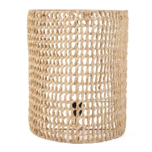 De SiriKit Wandappliqué Natuurlijk Geïnspireerd door de naam "Sirikit", die zich vertaalt naar "schoonheid" of "pracht" in verschillende culturen, belichaamt deze muurapparaat zowel genade als eenvoud. Het natuurlijke sisal  weefsel verspreidt zachtjes licht, werpt een warme, uitnodigende gloed die de ambiance van elke kamer verbetert. Perfect voor slaapkamers, woonruimtes of gezellige leesgemarkten, combineert de Sirikit Wall Applique naadloos natuurlijke materialen met moderne stijl. Casa & Viventes Breedte: 21cm Hoogte: 50cm Lengte: 40cm Gewicht: 1000g Materialen: Sisal merk: Bazar Bizar Living