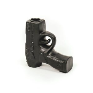 Kaarshouder Gun Keramiek Zwart 12x5x12cm HANDEN OMHOOG! De coolste kaarsenhouder van Nederland! Handen omhoog en geniet van deze kandelaar met lef. Belangrijke kenmerken:- Gemaakt van keramiek- Geschikt voor een dinerkaars- Afmeting: 12x12cmStylingtip: Je kunt hem ook gebruiken als decoratie in een glas. CASA & VIVENTES Kaarshouder Gun Keramiek Zwart 12x5x12cm Breedte: 5cm Hoogte: 12cm Lengte: 12cm kleuren: Zwart, Zwart Materialen: Keramiek, Glas, Metaal merk: Housevitamin