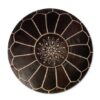 Lederen pouffe donkerbruin Wil je je huis nog gezelliger maken of het een mooie boho sfeer geven? Dan zijn onze handgemaakte pouffes perfect voor jou! Het leren pouffe donkerbruin wordt vaak gebruikt als decoratie, maar is ook ideaal als een voetenbank of als een extra stoel voor kinderen.  De Pouffe wordt meestal gebruikt in de woonkamer, de slaapkamer of in een kinderkamer. We hebben een kleurrijk assortiment dat past bij elke ruimte in uw huis. Handgemaakte pouffe Onze pouffes zijn handgemaakt van hoogwaardig echt leer en gemaakt met liefde door een coöperatie van ambachtslieden. Individuele stukken leer worden aan elkaar genaaid en vervolgens versierd met ingewikkelde handvoeten. De lederen pouffe is in de zomn gelegd en geolied om de mooie gebruinde kleur te krijgen, of met de hand geverfd naar een op maat gemaakte kleurenpalet met natuurlijke plantaardige materialen. Ze worden volledig met de hand van begin tot eind gemaakt, met dezelfde traditionele technieken die tientallen jaren duren. Houd er rekening mee dat natuurlijke kleurvariaties, rimpels en vouwen deel uitmaken van de unieke kenmerken van leer en alleen schoonheid en karakter toevoegen.  Casa & Viventes Hoogte: 35cm Lengte: 55cm Diameter: 55cm Gewicht: 12000.00g kleuren: Bruin Materialen: Leer, Leer merk: Poufs & Pillows
