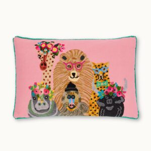 Kussenhoes wilde dieren roze Onze meest populaire schatten bij door Vivi: Cushion -covers uit India! De uitgebreide ontwerpen zijn mechanisch geborduurd in een pure damesfabriek. De juiste sierrand geeft hen dat zeker iets. 100% katoen 60x40 cm Alleen droog reinigen. Kussenhoes zonder te vulling. We bieden ook de kussenhoezen aan met vulling.  Casa & Viventes Breedte: 65cm Hoogte: 40cm Materialen: Katoen, Katoen merk: by Vivi.