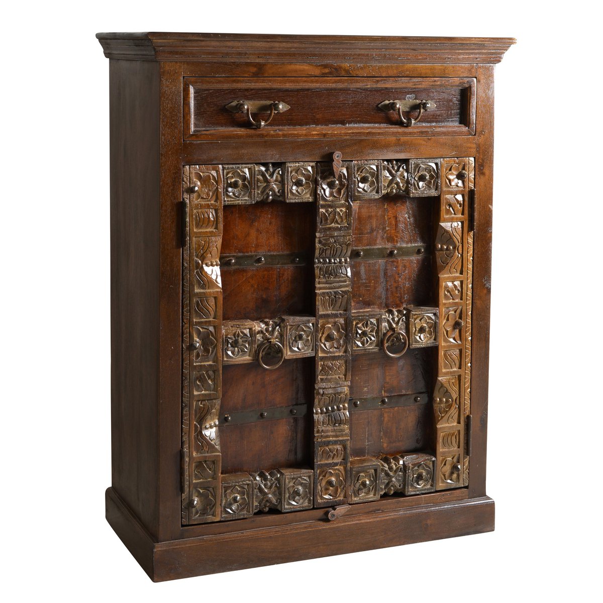 Highboard Deze hoge ladekast geeft je het gevoel op vakantie te zijn in India. Uitgebreid snijwerk op gerecycled oud hout met metalen applicaties geven de voorkant van de ladekast de antieke koloniale uitstraling die typerend is voor India. De ladekast biedt achter 2 ondoorzichtige draaideuren op 3 planken voldoende opbergruimte voor diverse spullen. In de lade biedt de kast extra ruimte voor het opbergen van privéspullen. Voor boekenverzamelaars die van lezen houden, is het meubelstuk ook ideaal als kleine boekenkast. Dankzij de antieke flair kan de kast gemakkelijk in moderne meubels worden geïntegreerd. Als extra halkast of in de gang als extra kledingkast, in de eetkamer of het woongedeelte. Als er geen ruimte is voor een highboard, past dit boxmeubel zeker. Opzettelijke gebruikssporen geven de handgemaakte waskist een extra uitstraling. De afdekplaat is geschikt voor diverse decoratiemogelijkheden en laat de charme van het antiek ogende bord goed tot zijn recht komen. Laderails van hout, binnenmaat lade 69,5x33,5x10,5 cm, 3 vaste planken, vakmaat 70x34,5x19 cm CASA & VIVENTES Highboard Breedte: 90cm Hoogte: 120cm Lengte: 45cm Gewicht: 65000.00g kleuren: Bruin Materialen: Hout, Hout, Metaal merk: SIT Möbel Im- und Export