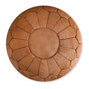 Leren poef naturel bruin (XL) Wil je je huis nog gezelliger maken of een leuke boho sfeer geven? Dan zijn onze handgemaakte poefs perfect voor jou! De leren poef naturel bruin (XL) wordt vaak gebruikt als decoratie, maar is ook ideaal als voetenbankje of als extra zitplaats voor kinderen.  De poef wordt het meest gebruikt in de woonkamer, slaapkamer of kinderkamer. Wij hebben een kleurrijk assortiment dat bij elke ruimte in uw huis past. Handgemaakte poef Onze poefs zijn handgemaakt van hoogwaardig echt leer en met liefde gemaakt door een coöperatie van ambachtslieden. Individuele stukken leer worden met de hand aan elkaar gestikt. De leren poef wordt vervolgens in de zon gelegd en geolied om de mooie gebruinde kleur te krijgen, of met de hand geverfd tot een op maat gemaakt kleurenpalet met behulp van natuurlijke, plantaardige materialen. Ze worden van begin tot eind volledig met de hand gemaakt, met dezelfde traditionele technieken die tientallen jaren meegaan. Houd er rekening mee dat natuurlijke kleurvariaties, rimpels en vouwen deel uitmaken van de unieke kenmerken van leer en alleen maar schoonheid en karakter toevoegen. Casa & Viventes. Hoogte: 35cm Lengte: 55cm Diameter: 55cm Gewicht: 12000.00g kleuren: Beige, Bruin, Bruin Materialen: Leer, Leer merk: Poufs & Pillows