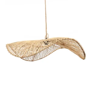 The Chapeau Hanglamp Naturel L. Geïnspireerd door klassieke hoedvormen, is de Chapeau -hanger een opvallend verlichtingsstuk dat charme en natuurlijke warmte naar elke kamer brengt. Het rotan weven filtert licht mooi, werpt een warme, uitnodigende gloed die perfect is voor eetruimtes, woonkamers en gezellige hoeken. Deze lampschaduw heeft geen elektrische bedrading of pluggen. We verkopen deze fittingen apart. CASA & VIVENTES The Chapeau Hanglamp Naturel L. Breedte: 75cm Hoogte: 20cm Lengte: 75cm Gewicht: 1000g Materialen: Rotan merk: Bazar Bizar Living